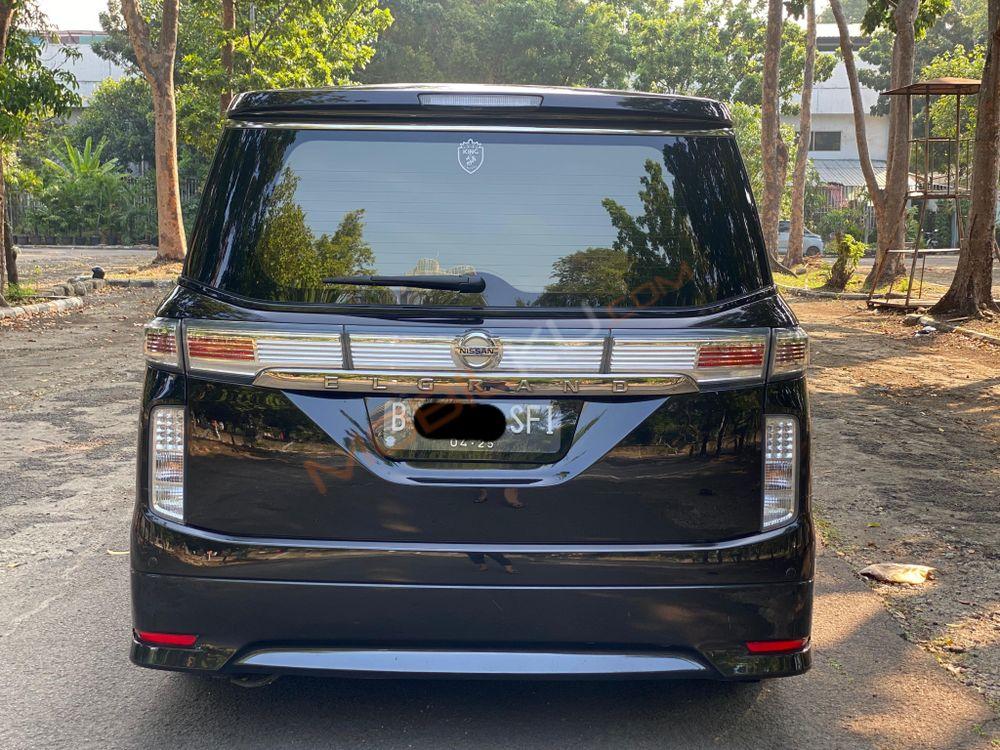 Mobil Nissan Elgrand 2014
