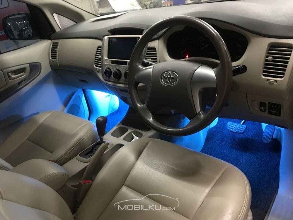 Mobil Toyota Kijang Innova 2013