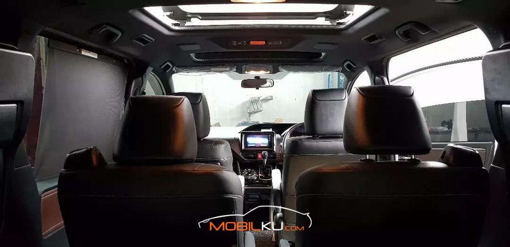 Mobil Toyota Voxy 2018