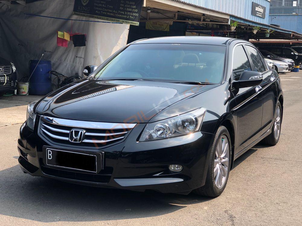 Mobil Honda Accord 2011