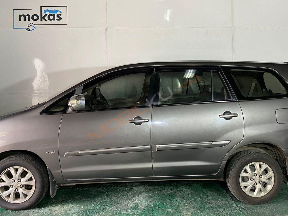 Mobil Toyota Kijang Innova 2010