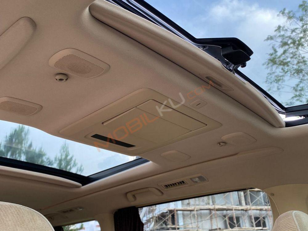Mobil Toyota Vellfire 2012