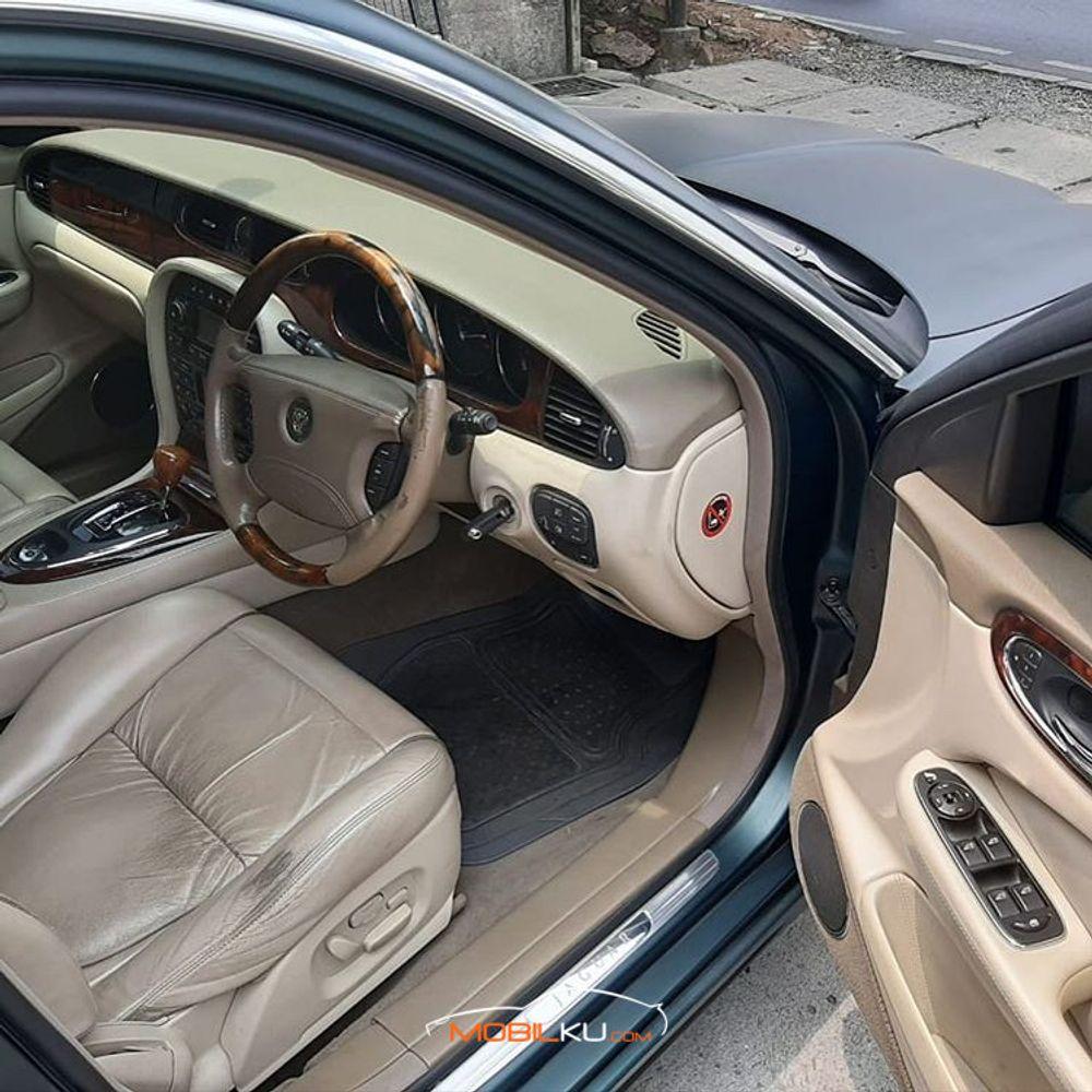 Mobil Jaguar XJ 2004