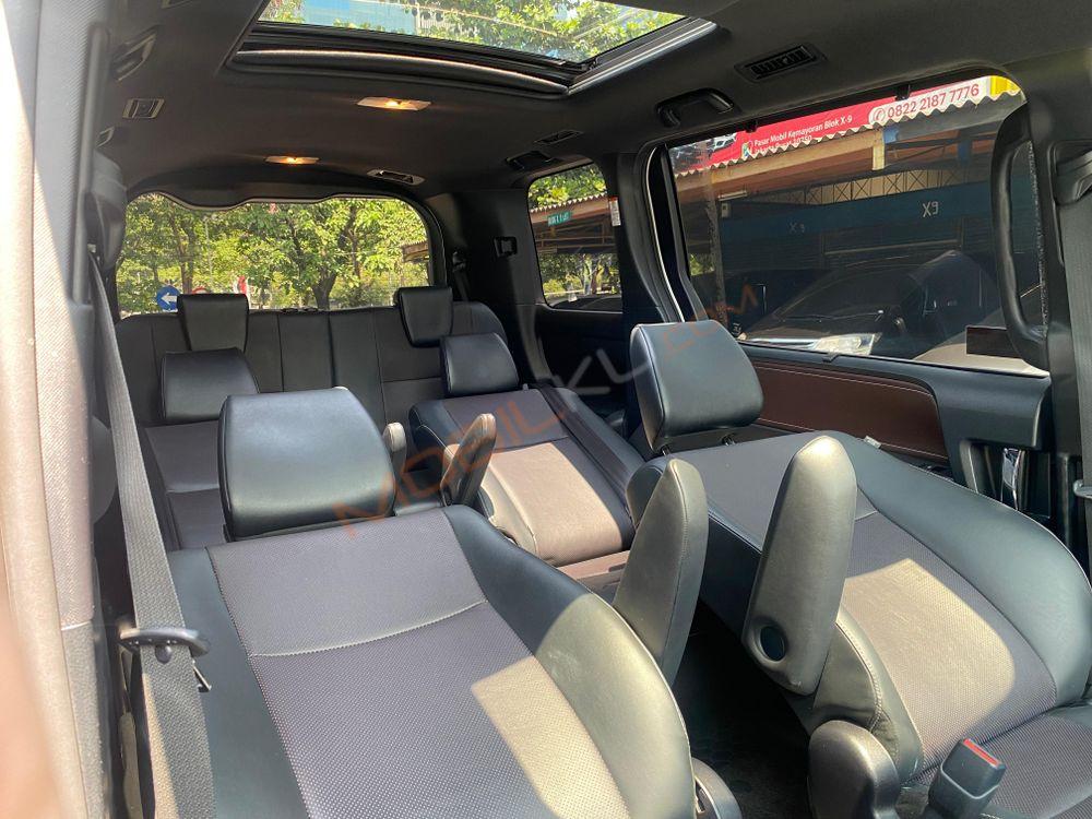 Mobil Toyota Voxy 2019