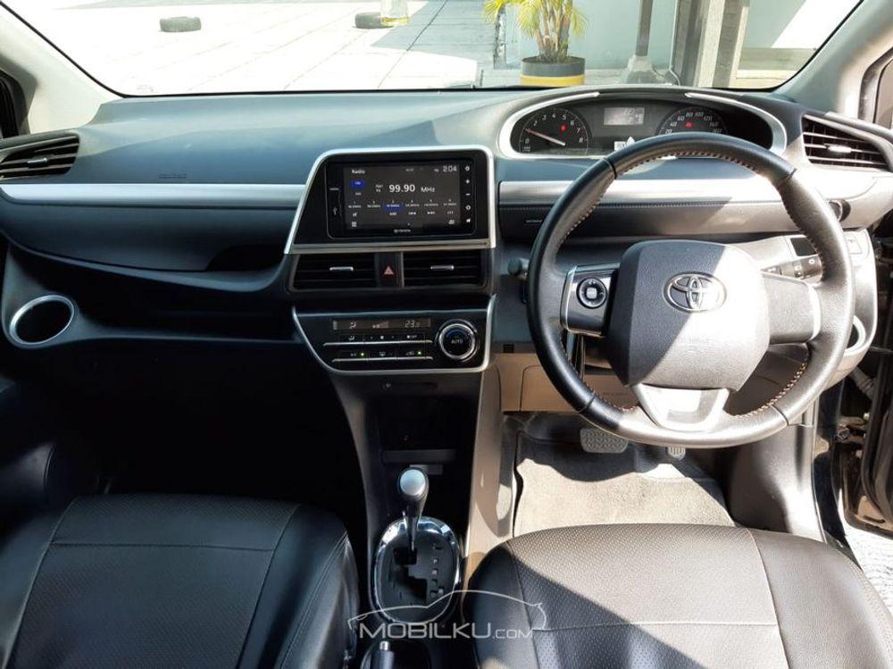 Mobil Toyota Sienta 2017