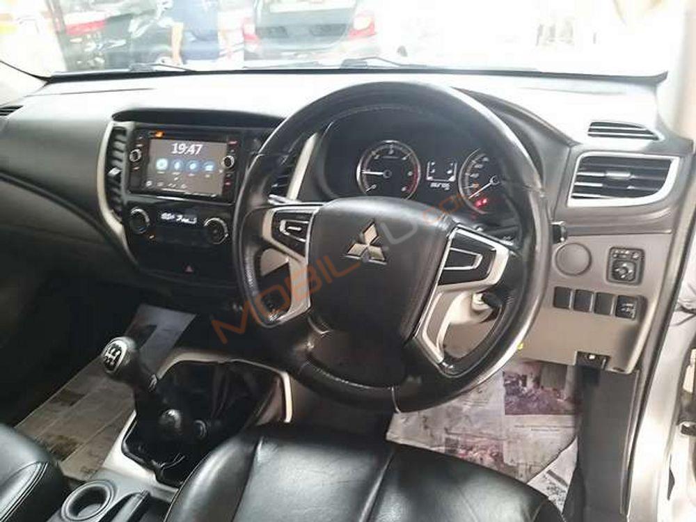 Mobil Mitsubishi Triton 2017