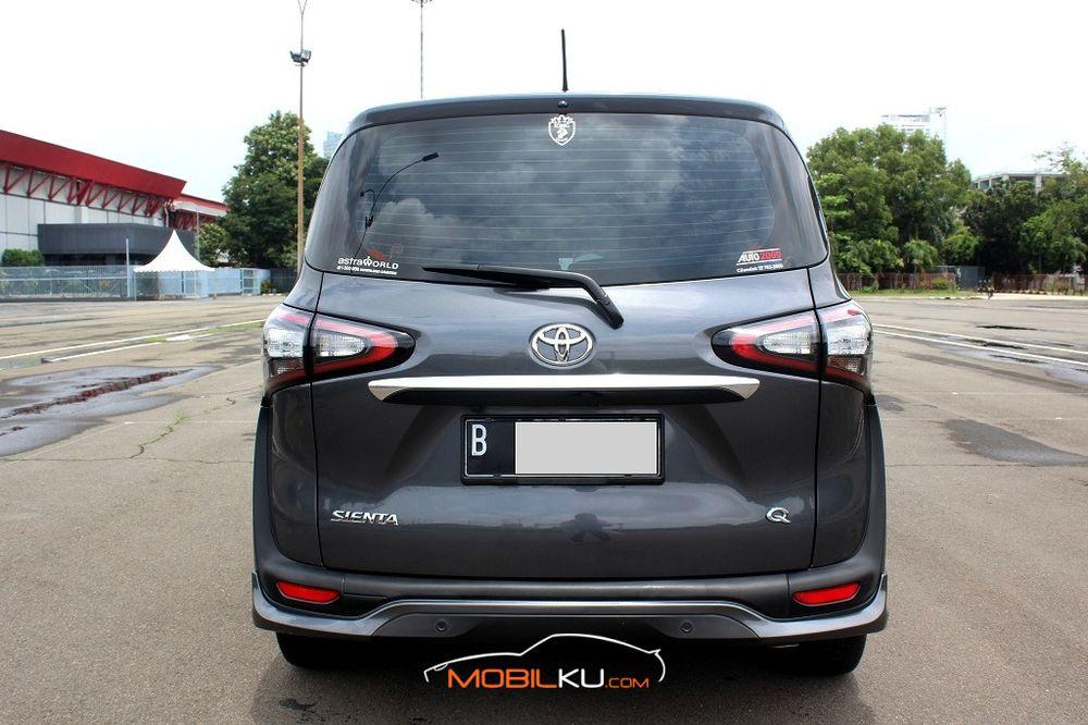 Mobil Toyota Sienta 2018