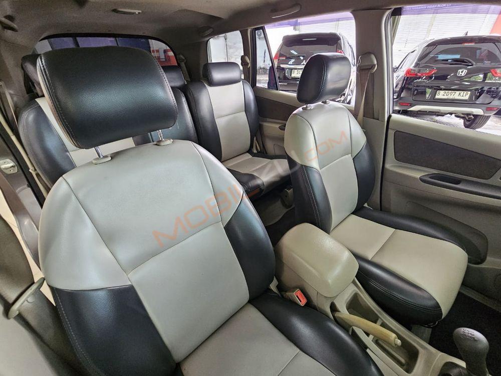 Mobil Toyota Kijang Innova 2012