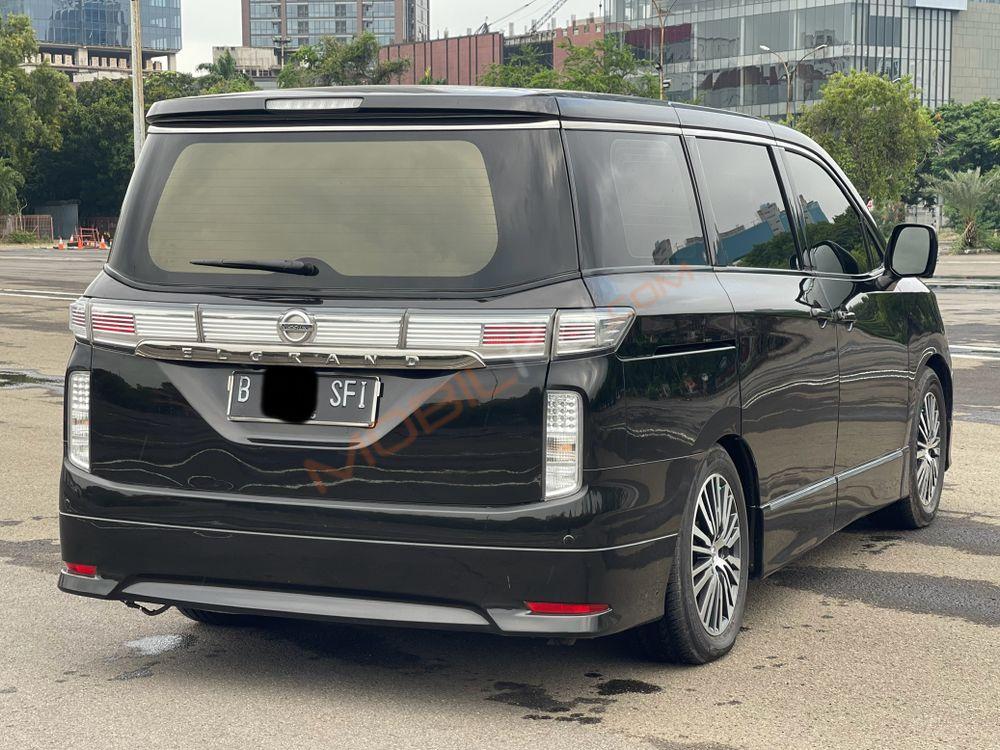 Mobil Nissan Elgrand 2014