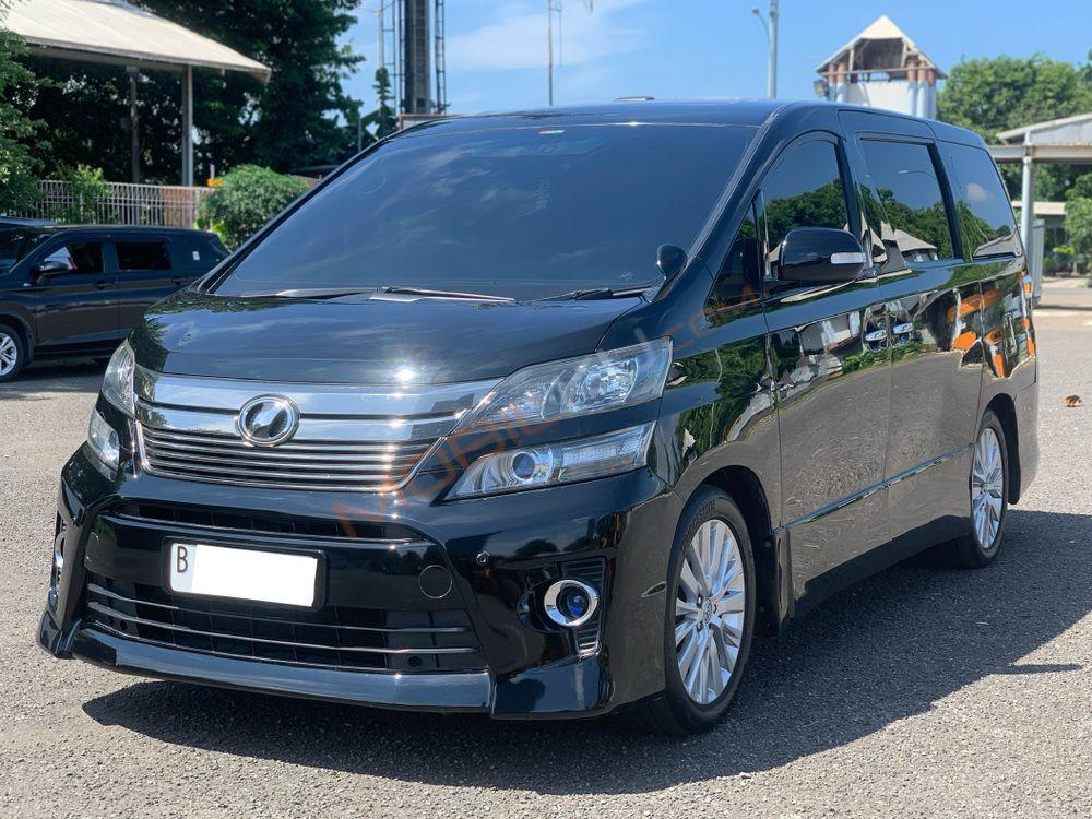 Mobil Toyota Vellfire 2013