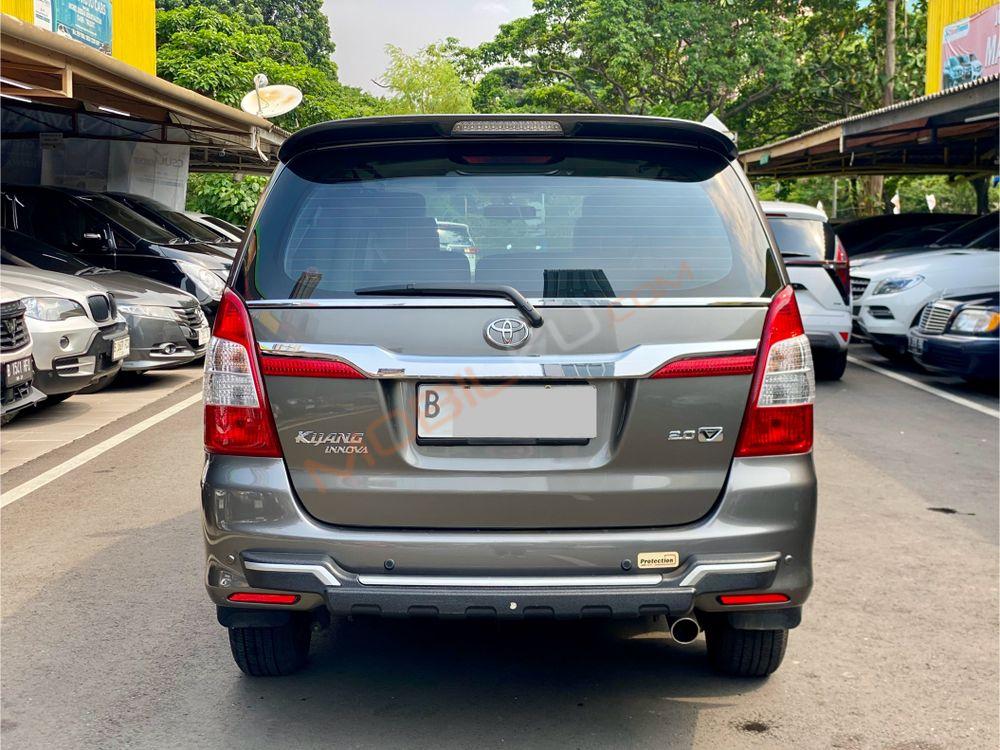 Mobil Toyota Kijang Innova 2014