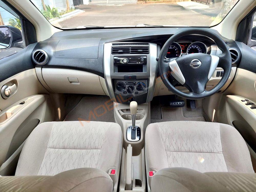 Mobil Nissan Grand Livina 2013