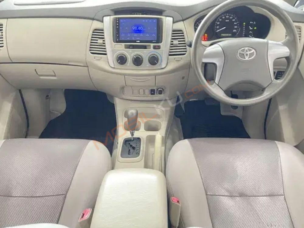 Mobil Toyota Kijang Innova 2014