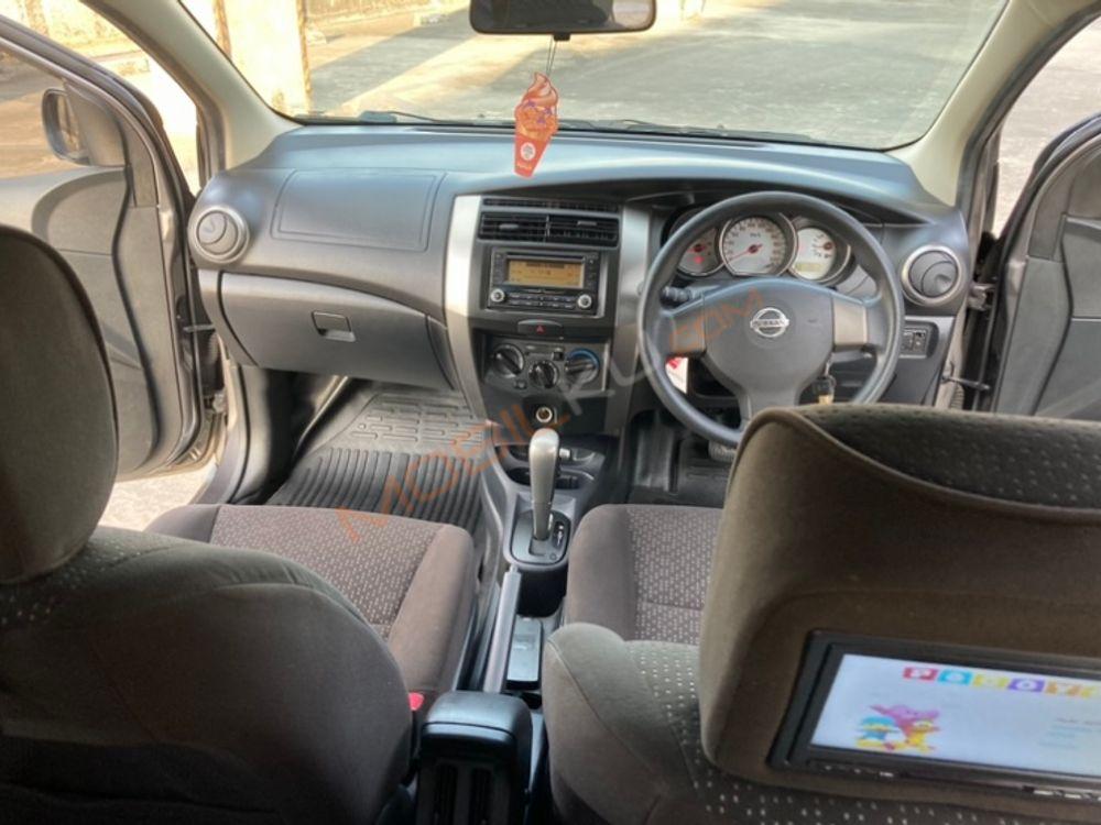 Mobil Nissan Grand Livina 2013