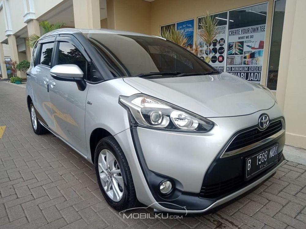 Mobil Toyota Sienta 2016
