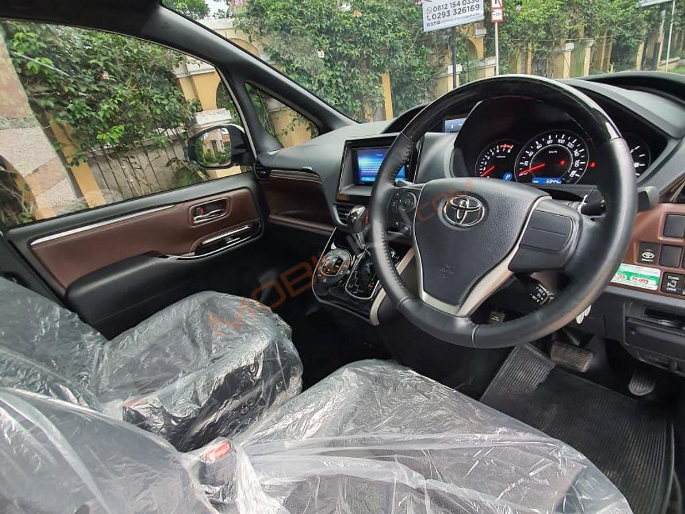 Mobil Toyota Voxy 2020
