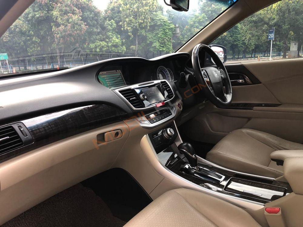 Mobil Honda Accord 2013