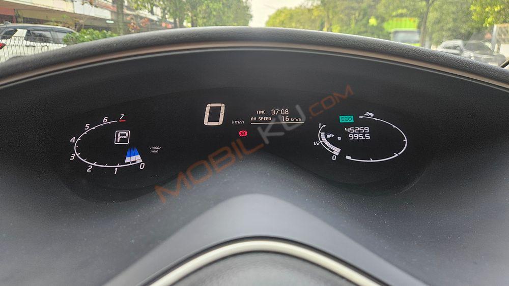 Mobil Nissan Serena 2014