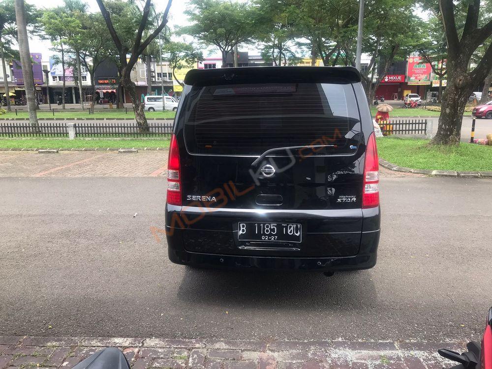 Mobil Nissan Serena 2012