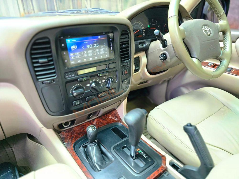 Mobil Toyota Land Cruiser 2002