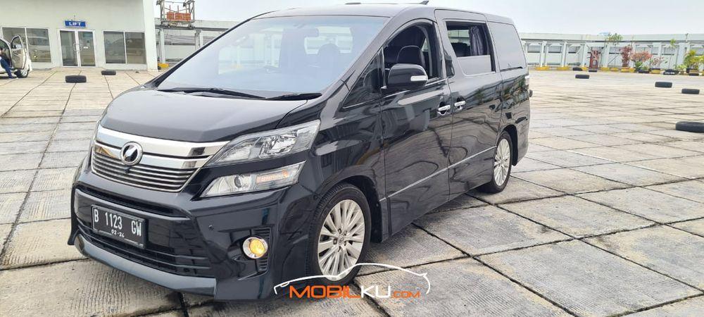 Mobil Toyota Vellfire 2013