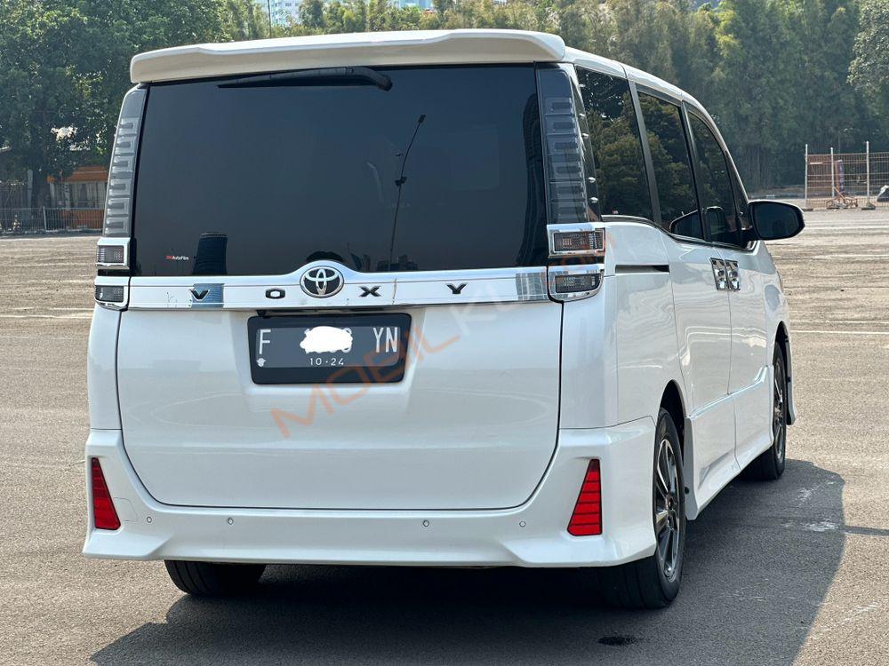 Mobil Toyota Voxy 2019
