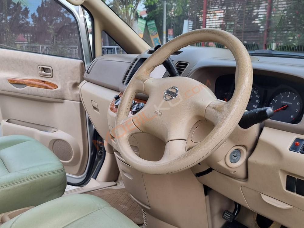 Mobil Nissan Serena 2011