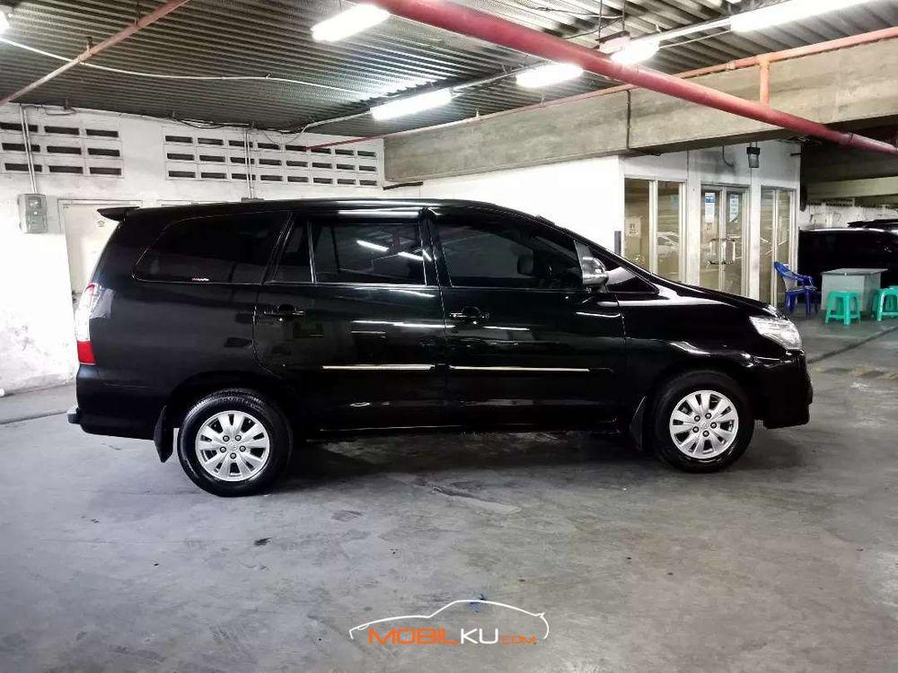 Mobil Toyota Kijang Innova 2013