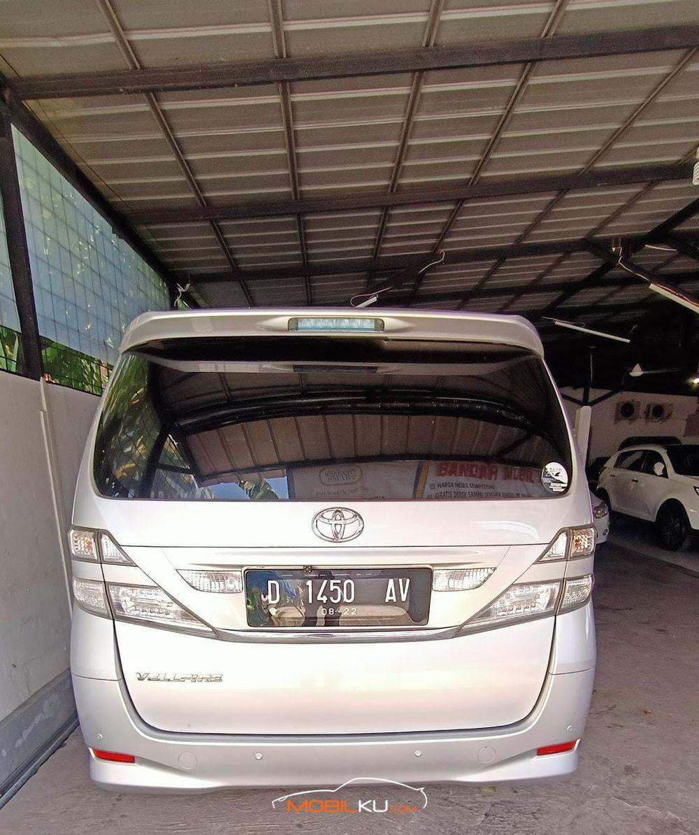 Mobil Toyota Vellfire 2009