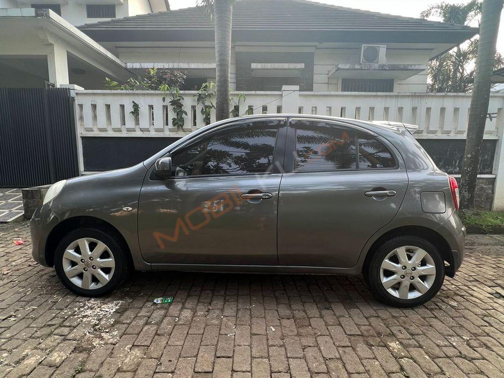 Mobil Nissan March 2011