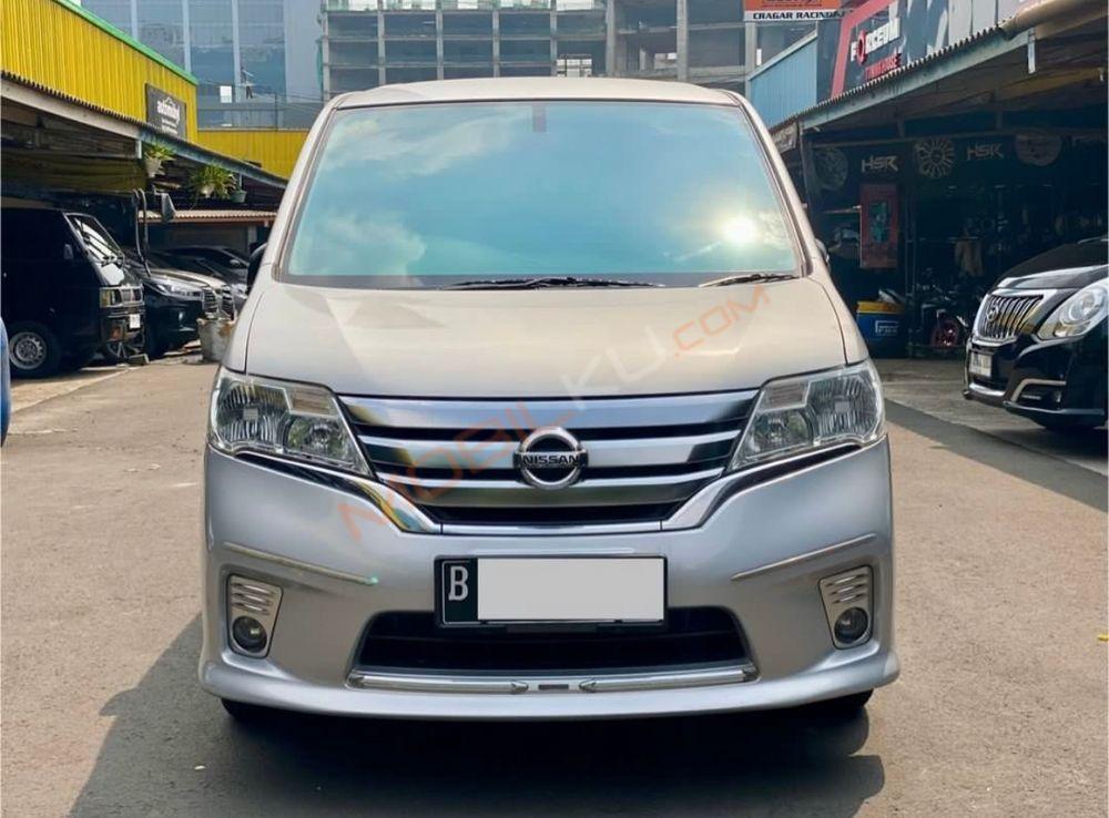Mobil Nissan Serena 2013