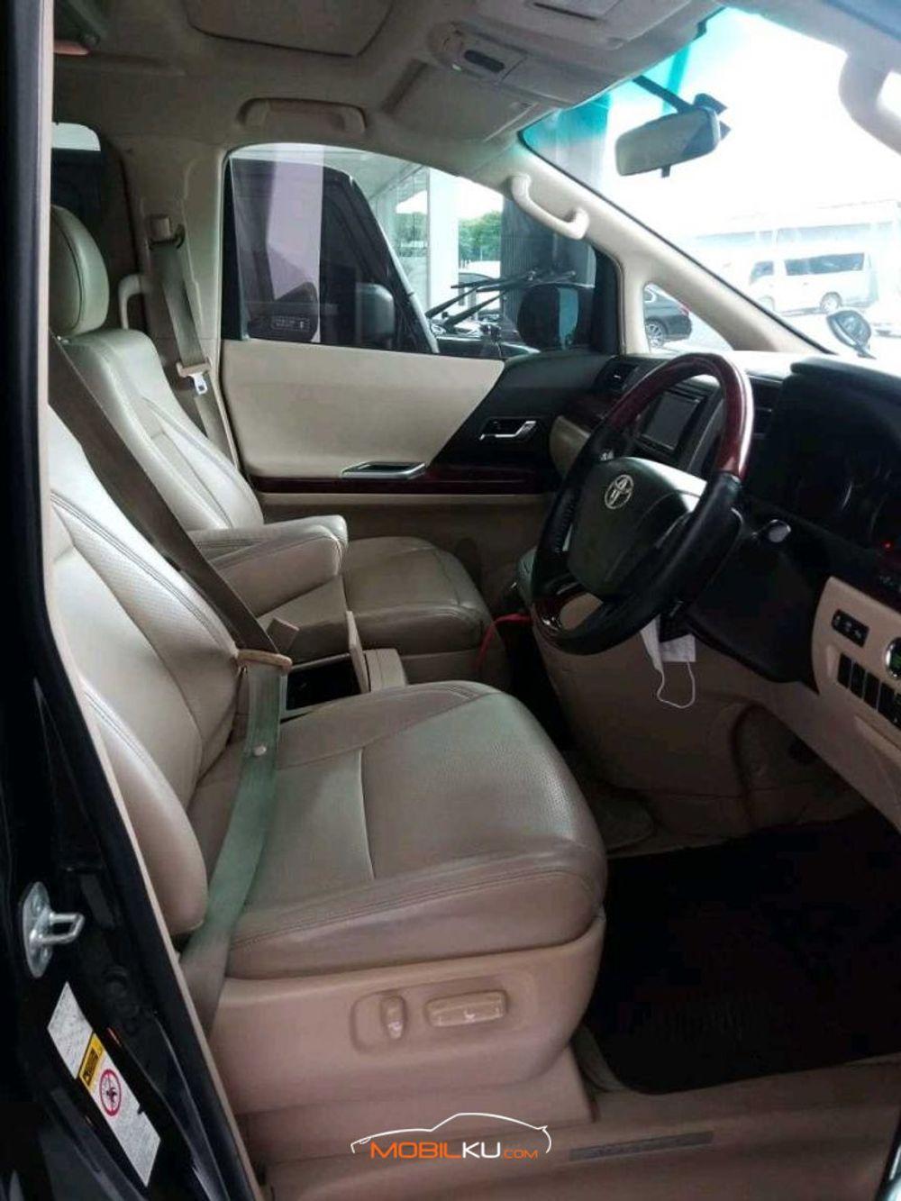 Mobil Toyota Alphard 2009