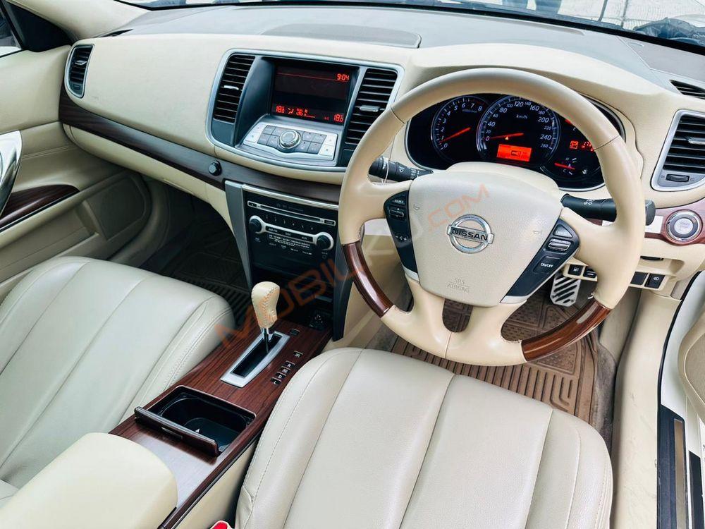 Mobil Nissan Teana 2011