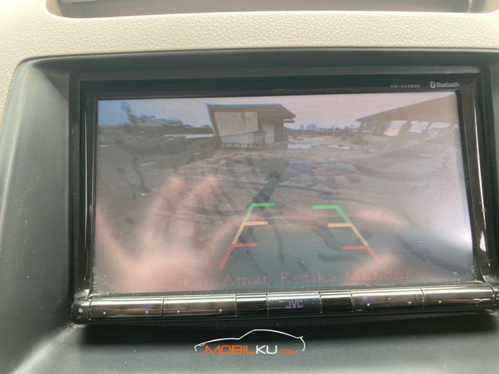 Mobil Nissan Serena 2012