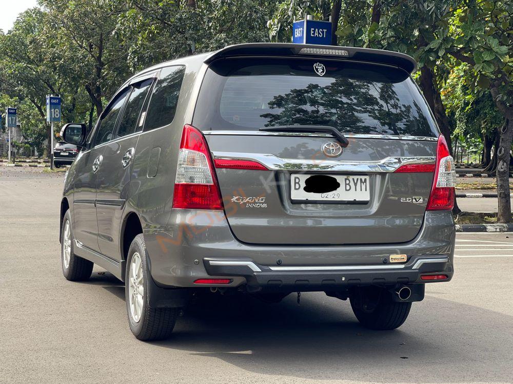 Mobil Toyota Kijang Innova 2014