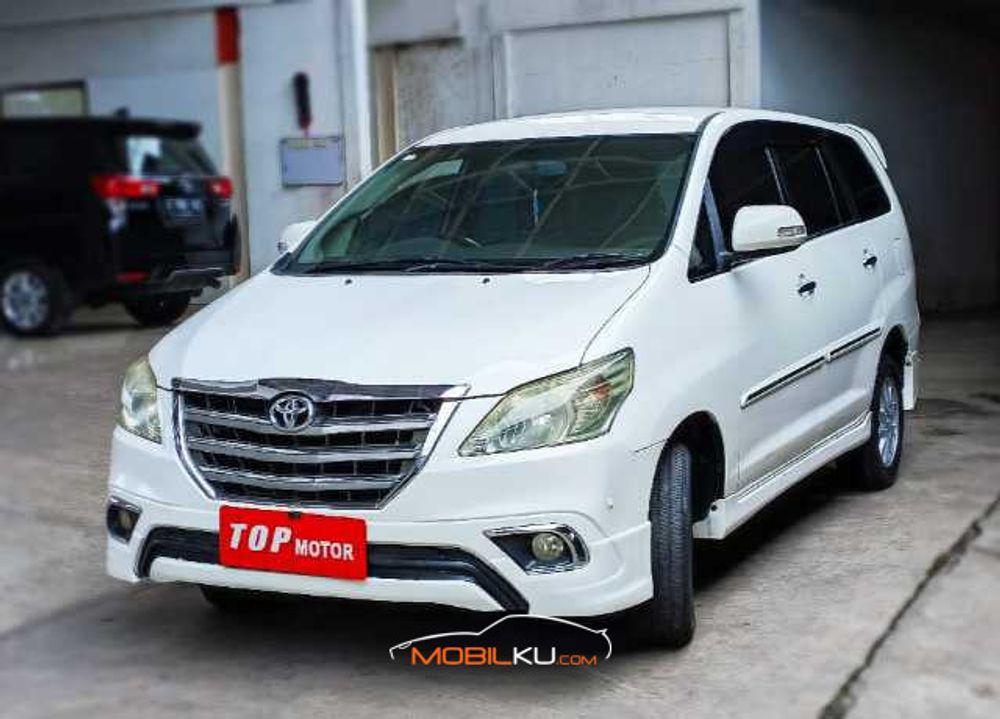 Mobil Toyota Kijang Innova 2013