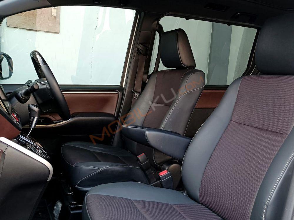 Mobil Toyota Voxy 2019