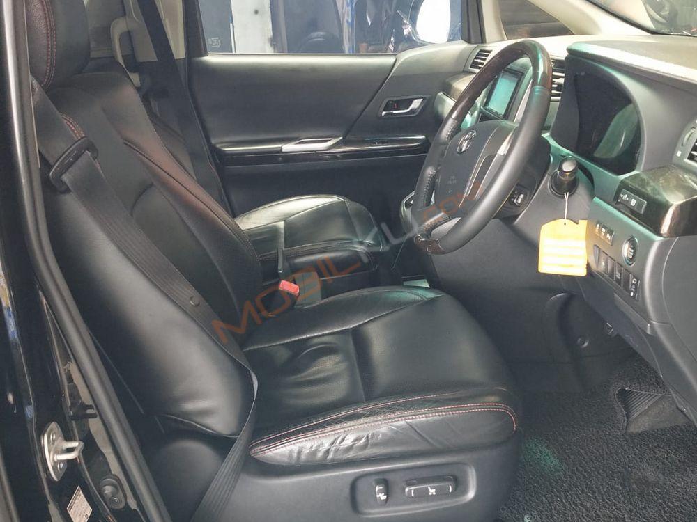 Mobil Toyota Vellfire 2013