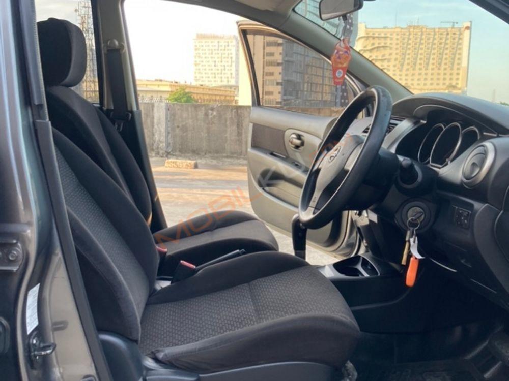 Mobil Nissan Grand Livina 2013