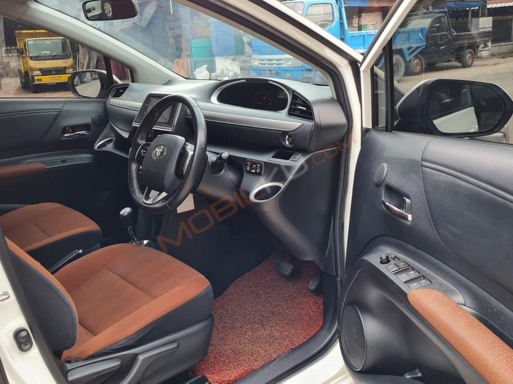 Mobil Toyota Sienta 2017