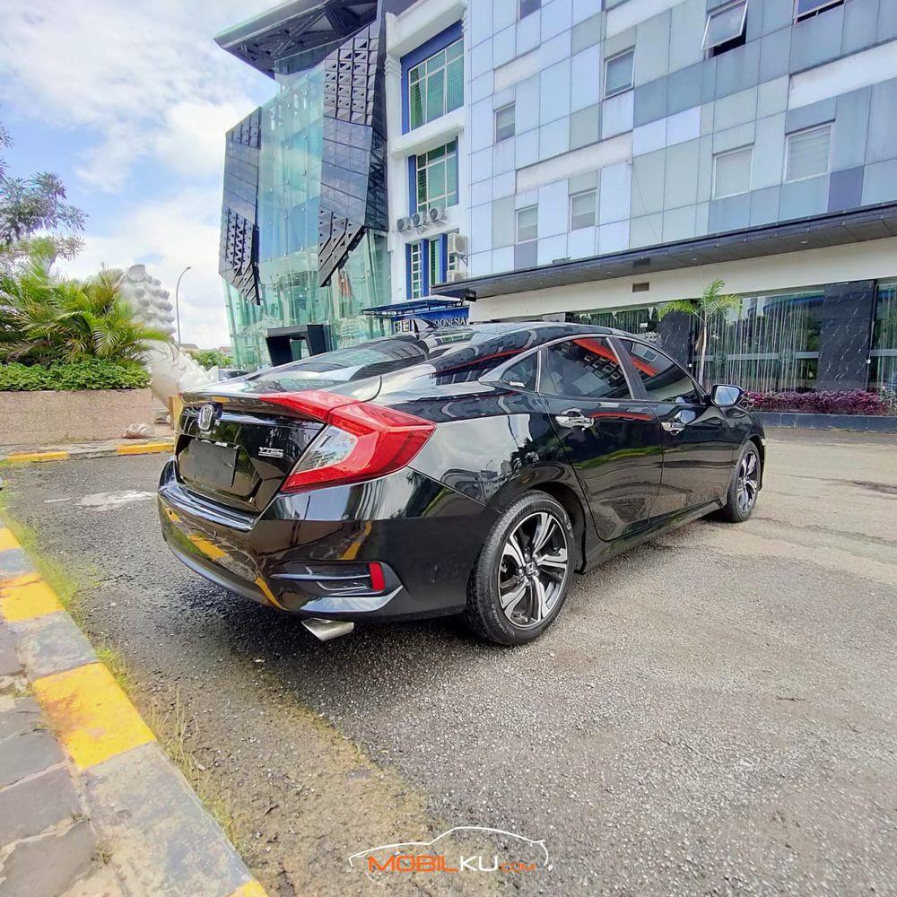 Mobil Honda Civic Sedan 2016