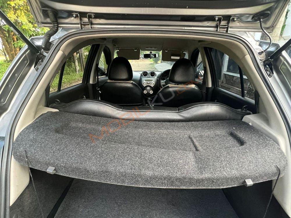 Mobil Nissan March 2011