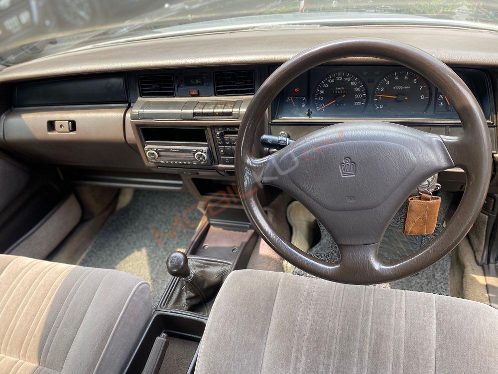 Mobil Toyota Crown 1995