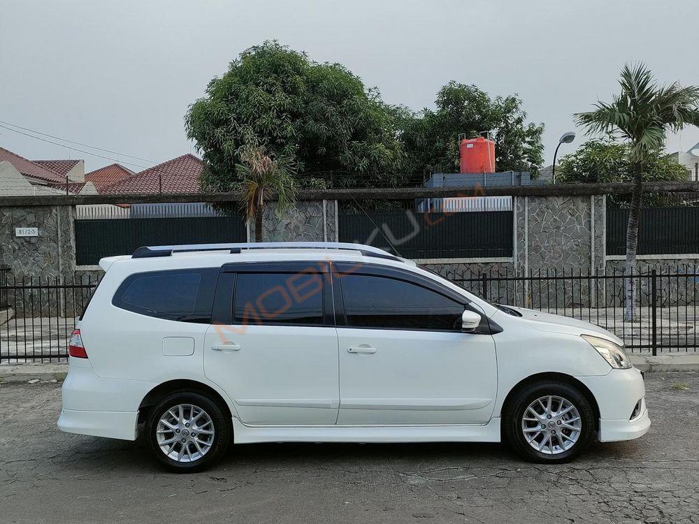 Mobil Nissan Livina 2014