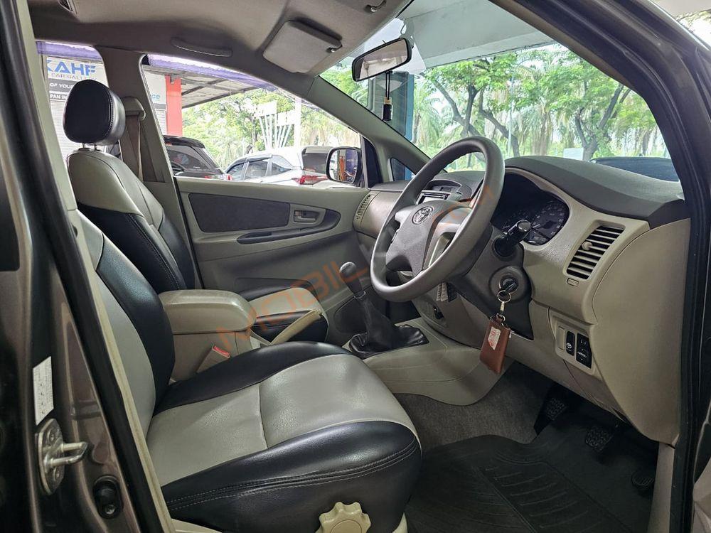 Mobil Toyota Kijang Innova 2012