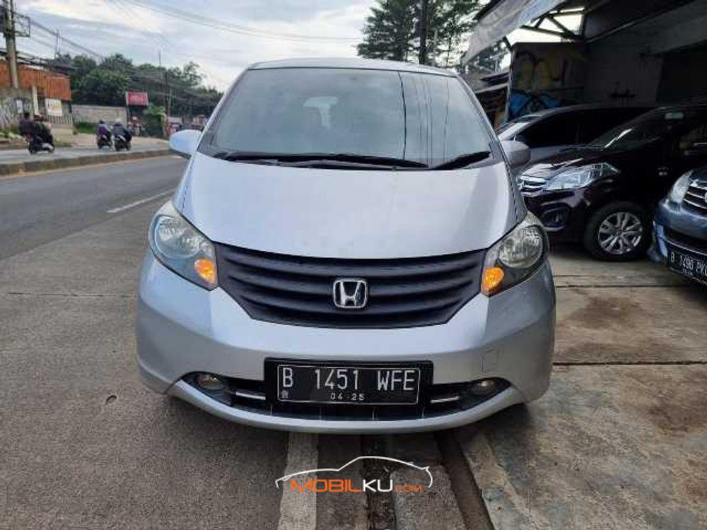 Mobil Honda Freed 2010