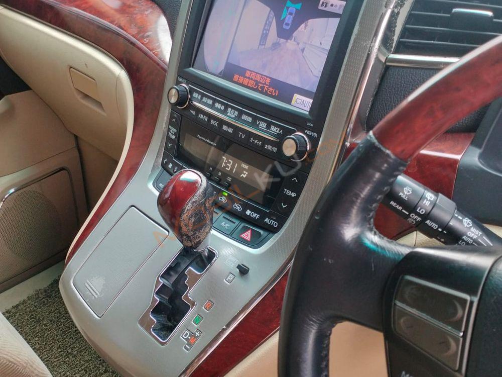 Mobil Toyota Alphard 2010