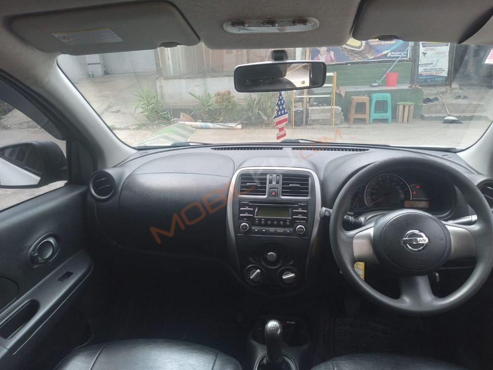 Mobil Nissan March 2015