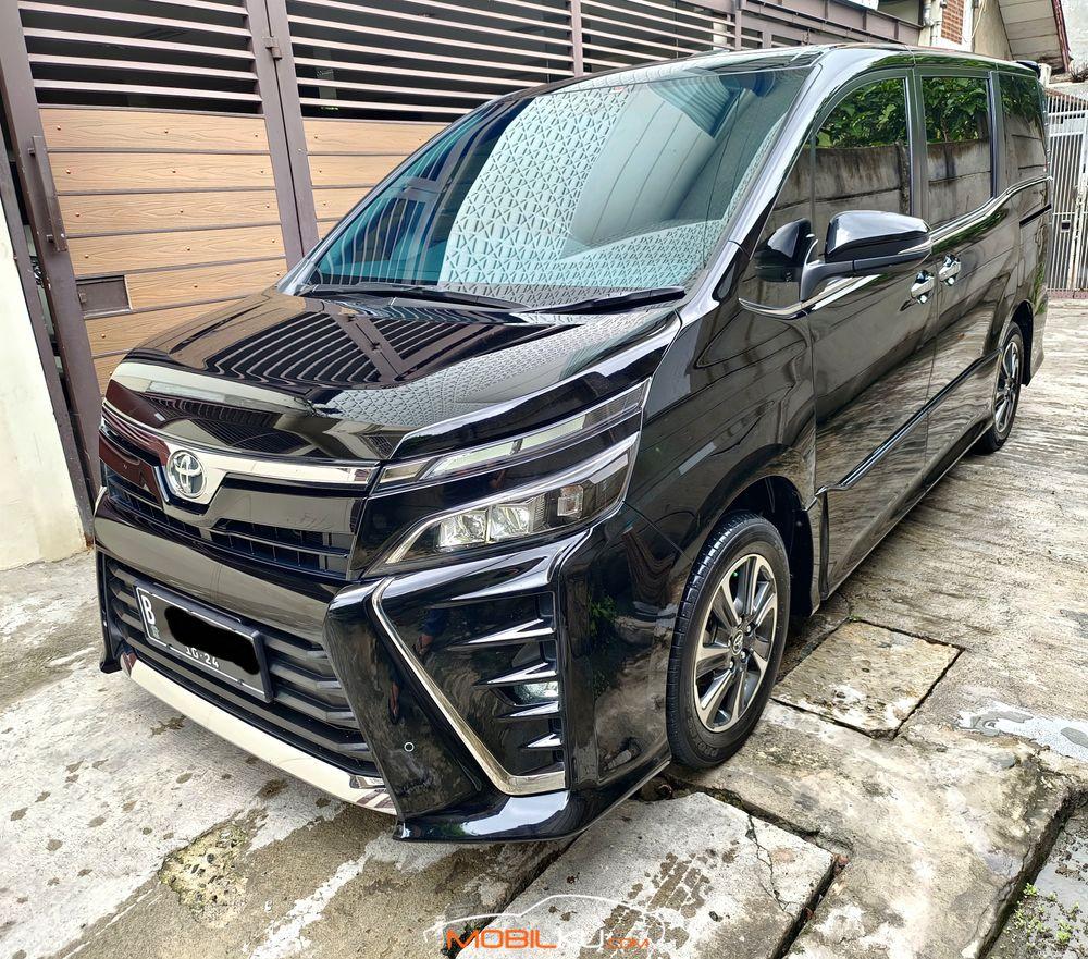 Mobil Toyota Voxy 2018
