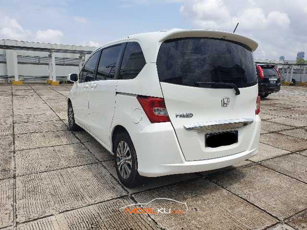 Mobil Honda Freed 2013